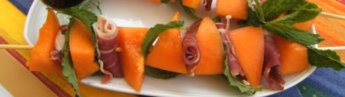 Brochettes de melon et parme