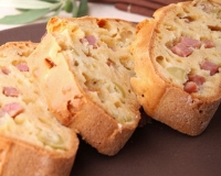 Cake au jambon, feta, tomates confites et cornicho