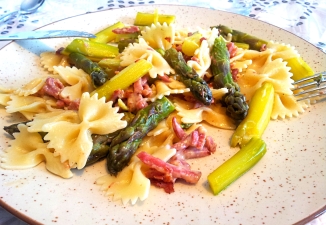 Farfalle aux allumettes de bacon et asperges
