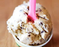 Glace au chocolat blanc et noisettes  