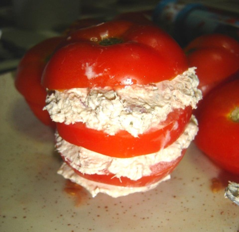 Millefeuille de tomate, thon, fromage