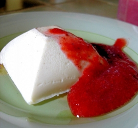 Panna cotta  la vanille et son coulis de fraises