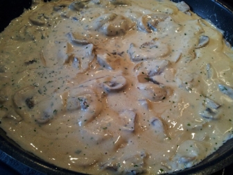 Pole de champignons  la crme
