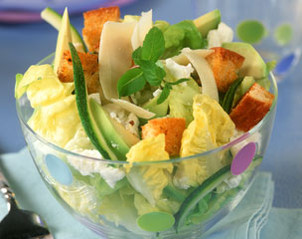 Salade avocats fromages croutons