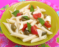 Salade de pennes vache qui rit, basilic, tomates 