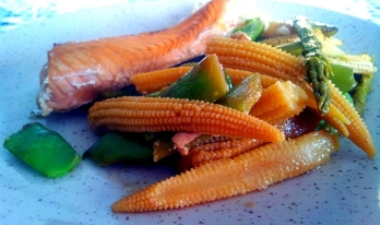 Saumon glac  la moutarde au miel et aux lgumes 